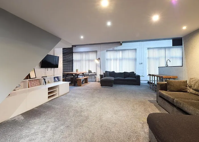 Penthouse Warehouse Slps 18